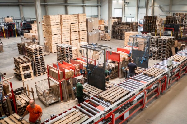 produktionshalle für Europaletten mit Industrieanlage Holzverarbeitung